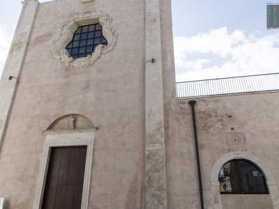Svoltiamo quindi a sinistra in via San Benedetto, al termine della quale, sul lato destro, osserviamo la chiesa di Santa Maria di Loreto, sorta nel 1654 per volere della baronessa Maddalena Acquaviva d'Aragona 