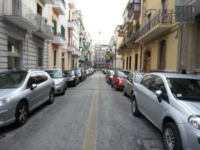 Via Maria Cristina di Savoia intasata dalla auto parcheggiate. Qui scorrono le acque pluviali che scendono dalla piazza del Convitto