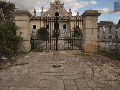 La villa trova sulla S.P. 61, che collega Gioia del Colle a Turi. A meno di un chilometro dal �paese delle mozzarelle�, nei pressi del sito archeologico di Monte Sannace, l�edificio fa capolino sulla provinciale con il suo color sabbia