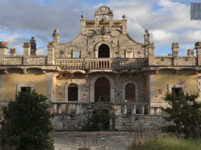 La villa, a due piani, � tutta in pietra e ha una struttura neoclassica impreziosita da archi sulla porta e sulle finestre, da merli e balaustre