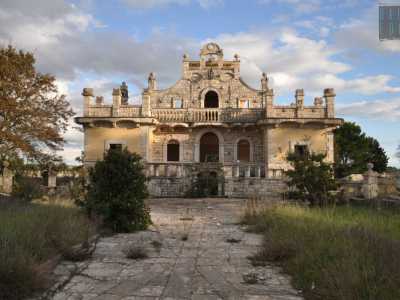 La villa del Masciaridde che sembra provenire da un lontano passato e che invece � stata progettato solo negli anni 70 dal gioiese Leonardo Castellaneta che l'ha costruita con le sue mani lasciandola per� incompiuta dopo la sua morte