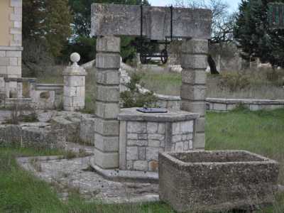 Il suo cortile rivela anche due caratteristici pozzi 