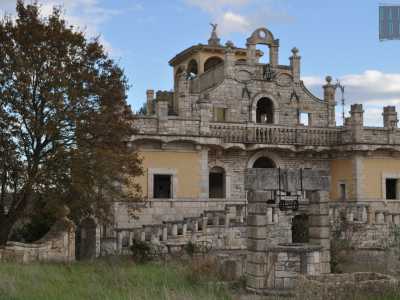 Sul terrazzino � presente una statua di un�aquila