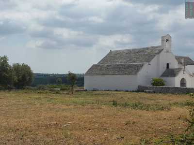 Santa Maria del Barsento appare su una piccola collinetta  preceduta da un vialetto e segnalata da un apposito cartello marrone