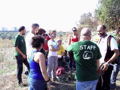Alcuni volontari di Legambiente e del gruppo speleologico "Vespertilio" di Bari, durante i lavori di pulizia dell'ipogeo "La Caravella", per "Puliamo il buio 2013".