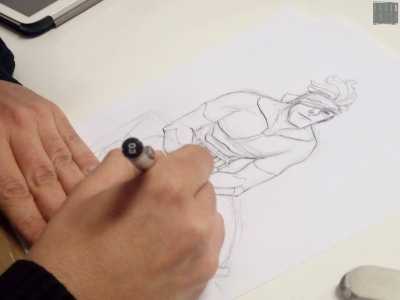 Werther Dell'Edera nel suo studio alle prese con un disegno per Barinedita
