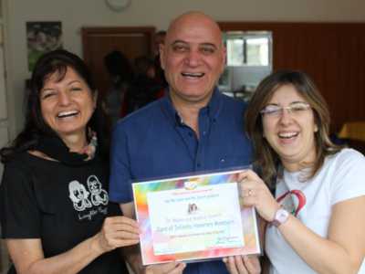 Da destra a sinistra: Lucia Suriano, Madan Kataria e sua moglie Madhuri