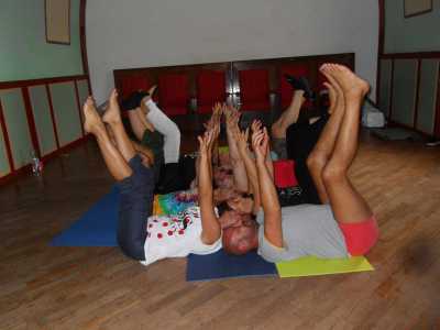 Esercizi dello yoga della risata