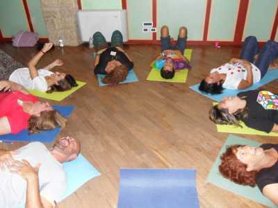 Esercizi dello yoga della risata
