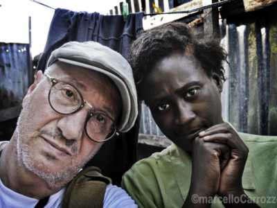 Il fotoreporter Marcello Carrozzo con Chanty nel selfie simbolico che ama scattare alla fine di ogni reportage