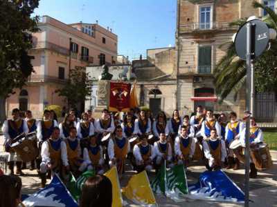 Una foto i gruppo con le tipiche divise medievali
