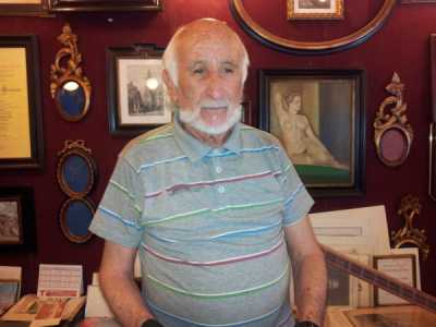 Giuseppe Loiacono nel suo negozio