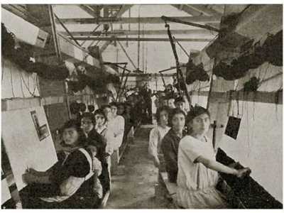 Una foto storica delle donne armene al lavoro sui telai per la tessitura dei tappeti