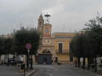 L'arco centrale di Canneto in piazza Roma e alle spalle la chiesa dell'Immacolata