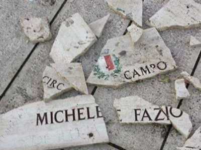 La targa commemorativa di Michele Fazio a pezzi