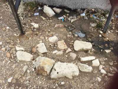 Altri resti di antiche mura che affiorano sulla spiaggia La Punta: � evidente la sporcizia che regna sul luogo lasciato in abbandono, malgrado il vincolo diretto archeologico