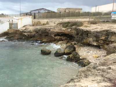 Un'altra prospettiva della Punta: sullo fondo si intravedono i resti dell'ex albergo Poseidon. Alle spalle della struttura c'� la propriet� in cui � stato trovato il villaggio neolitico
