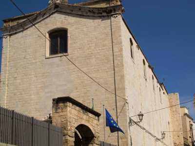 L'ex caserma Regina Elena, detta anche Positano, nel convento di San Francesco alla Scarpa, oggi sede della Soprintendenza. Siamo in in via Pietro l'Eremita: anche qui fu collocato un campo profughi