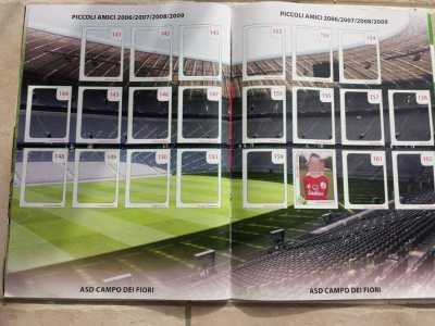 Una pagina dell'album personalizzata dalla societ� inserendo uno stadio sullo sfondo