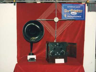 Una radio di De Forest del 1923, con antenna a telaio ed altoparlante a spillo coda di cigno