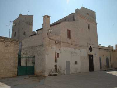 La chiesa di Santa Maria di Sovereto, frazione di Terlizzi, in provincia di Bari. Qui si trovano lastre tombali di cavalieri con figure incise e affreschi riconducibili ai Cavalieri di Malta