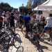 Ciclisti in attesa della targatura del proprio mezzo