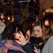 Un gruppo di ragazze indossa le cuffie per poter ascoltare la musica 