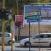La strana antenna  accanto al semaforo. Sullo sfondo, all'angolo opposto, il gabbiotto dei vigili urbani