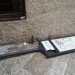 Foto 07b: Cartello didascalico divelto e abbandonato al margine della piazza dei gesuiti