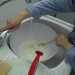 La signora Liliana impasta la farina con acqua corrente