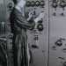 Un tecnico a lavoro nel centro radio trasmittente di Ceglie del Campo nel 1943