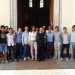 Marina con il parroco del borgo collinare di Rufoli don Michele Alfano, i ragazzi della squadra del San Michele Rufoli e alcuni ragazzi della parrocchia all'esterno della chiesa