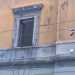 Via Melo: le paia di scarpe appese nei pressi del liceo Scacchi sono ognuna di un colore differente
