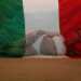 Body painting chiamato Bandiera dell'Italia, di Vanessa Fonzetti. Qui l'opera si mimetizza con lo sfondo