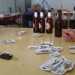 Carte napoletane, birra e classico apribottiglia in ferro ad uncino su un tavolo del circolo di via Trevisani angolo corso Italia