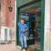 Giuseppe Loiacono davanti al suo negozio 