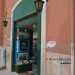 L'esterno del negozio