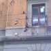 Scarpe appese in via Melo