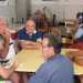 Un allegra compagnia alle prese con il gioco della birra 