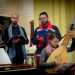 Un concerto della Cappella Santa Teresa dei Maschi nella chiesa di San Gaetano a Bari con in evidenza due strumenti barocchi: una tiorba e un organo da camera