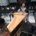 Il direttore dell'orchestra, Sabino Manzo, suona il cembalo