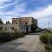 Un antico edificio in rovina si affaccia direttamente sulla strada 