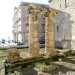 Le colonne doriche, protette da una recinzione: rappresentano lunica testimonianza del tempio di Poseidone, il pi antico tempio dorico della Magna Grecia