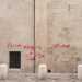 Una scritta rossa sulla zona absidale esterna della Cattedrale