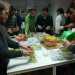 Il team di Hub Bari durante l'evento sexy salad prepara l'insalata per il pranzo