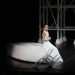 Teresa sul palco, mentre intepreta Medea