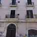 Mentre sulla destra si staglia una palazzina di color rosa al cui piano terra trova spazio la sua sala da barba del signor Vito, che ci spiega come un tempo quel palazzo fosse abitato da numerose prostitute