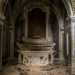 L'interno  quasi buio. C' un altare bianco e poco altro, vista l'assenza di statue e dipinti sacri