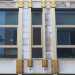 Un edificio robusto dalla facciata estremamente modulata, disegnato e realizzato tra il 1960 e il 1967, la cui caratteristica principale  lazzardato accostamento tra un materiale nuovissimo come lalluminio e uno tradizionale quale la pietra calcarea
