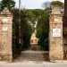 Dallaltro lato della strada invece due antiche colonne danno accesso a Nor Arax, il villaggio abitato dal 1926 dai profughi armeni